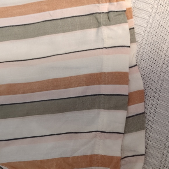 Elevate Your Summer Style with Pure Collection Kasbah Linen Blend Shorts - Picture 2 of 12